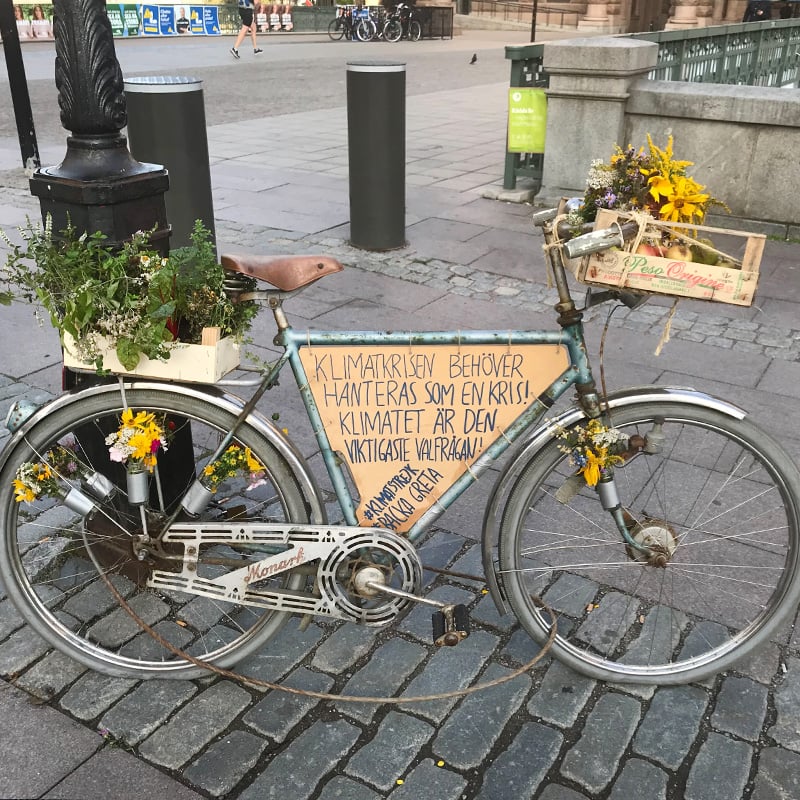 Le vélo de Greta est chargé en messages pour le climat.