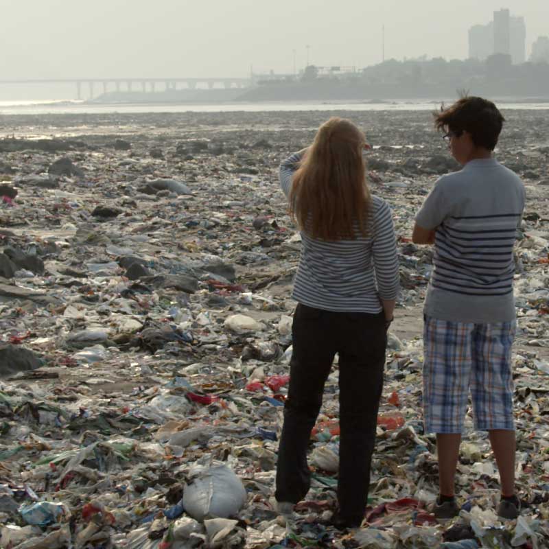 Bella et Vipulan face à la pollution plastique