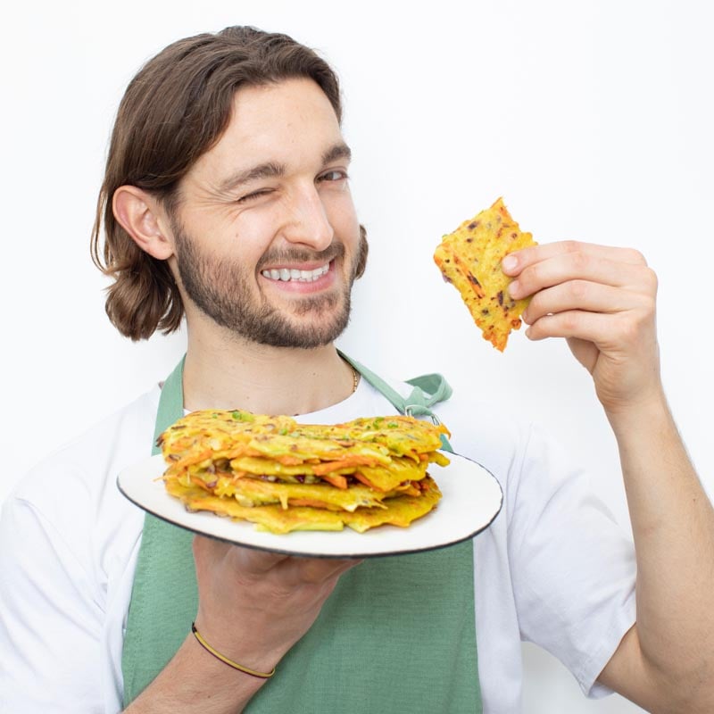 The Chef Tomy avec un délicieux plat vegan qu'il a cuisiné