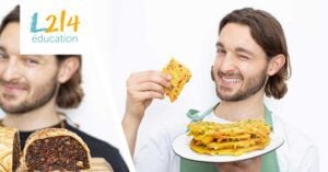 The Chef Tomy pose avec des plats vegan qu'il a préparés