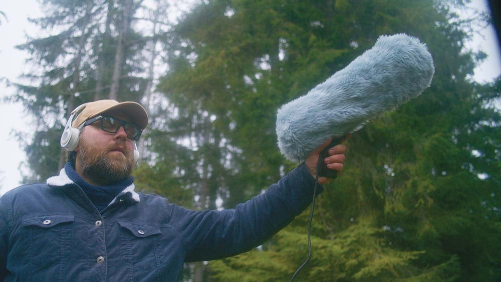 Un bioacousticien enregistre les sons des habitants de la forêt