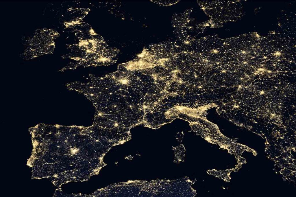 Vue satellite de l'Europe la nuit