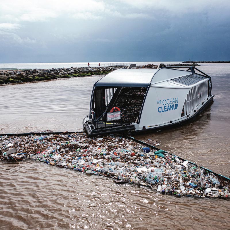 Bateau à haute techonologie qui ramasse des déchets en mer.